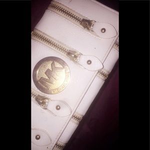 White Michael kors wallet💅🏾